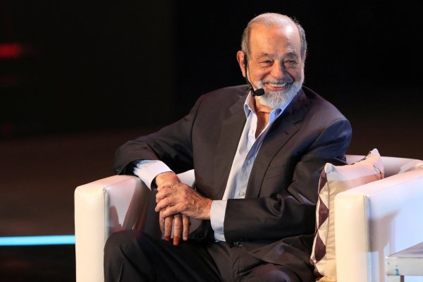 Carlos Slim solicita listar en bolsa mexicana su nueva empresa que agrupa antenas de América Móvil