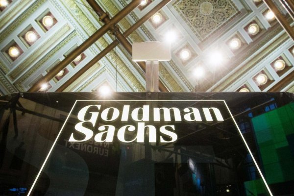 <p>Goldman Sachs reporta una caída en utilidades menos profunda que lo esperado y confirma reorganización de sus negocios</p>