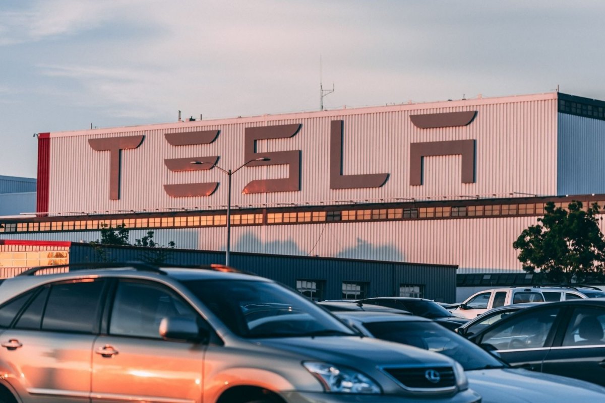 <p>Tesla informa ventas por debajo de las estimaciones, afectadas por la fortaleza del dólar</p>