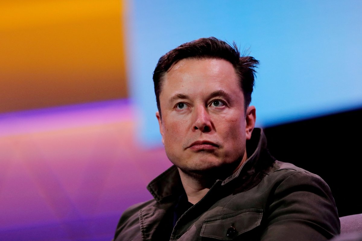 <p>Musk planea eliminar la mitad de los puestos de trabajo de Twitter para reducir costos</p>