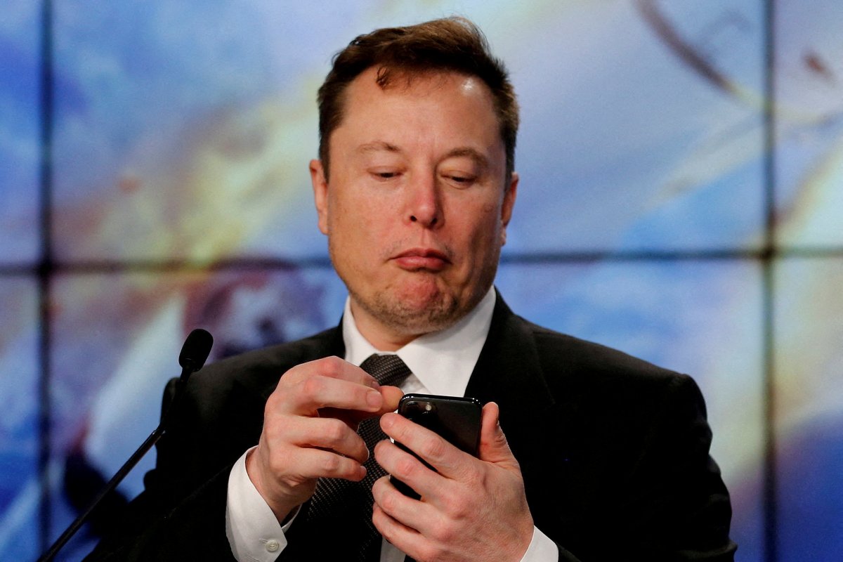 <p>Musk vende otra fortuna en acciones de Tesla después de comprar Twitter, una plataforma que está perdiendo dinero</p>