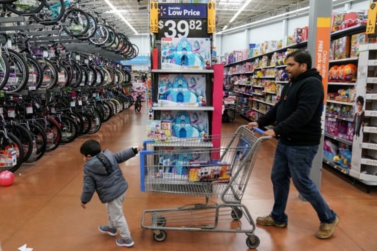 <p>Walmart prevé una menor caída de ganancias anuales y anuncia una recompra de acciones</p>