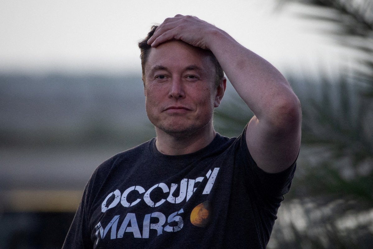 <p>Acuerdo de compra de Twitter aún enfrenta escrutinio de EEUU, mientras Musk celebra uso pese a estampida de ingenieros</p>