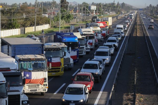 <p>Camioneros del norte se contradicen: ahora señalan que aún no llegan a acuerdo con el Gobierno y que movilización se mantiene</p>