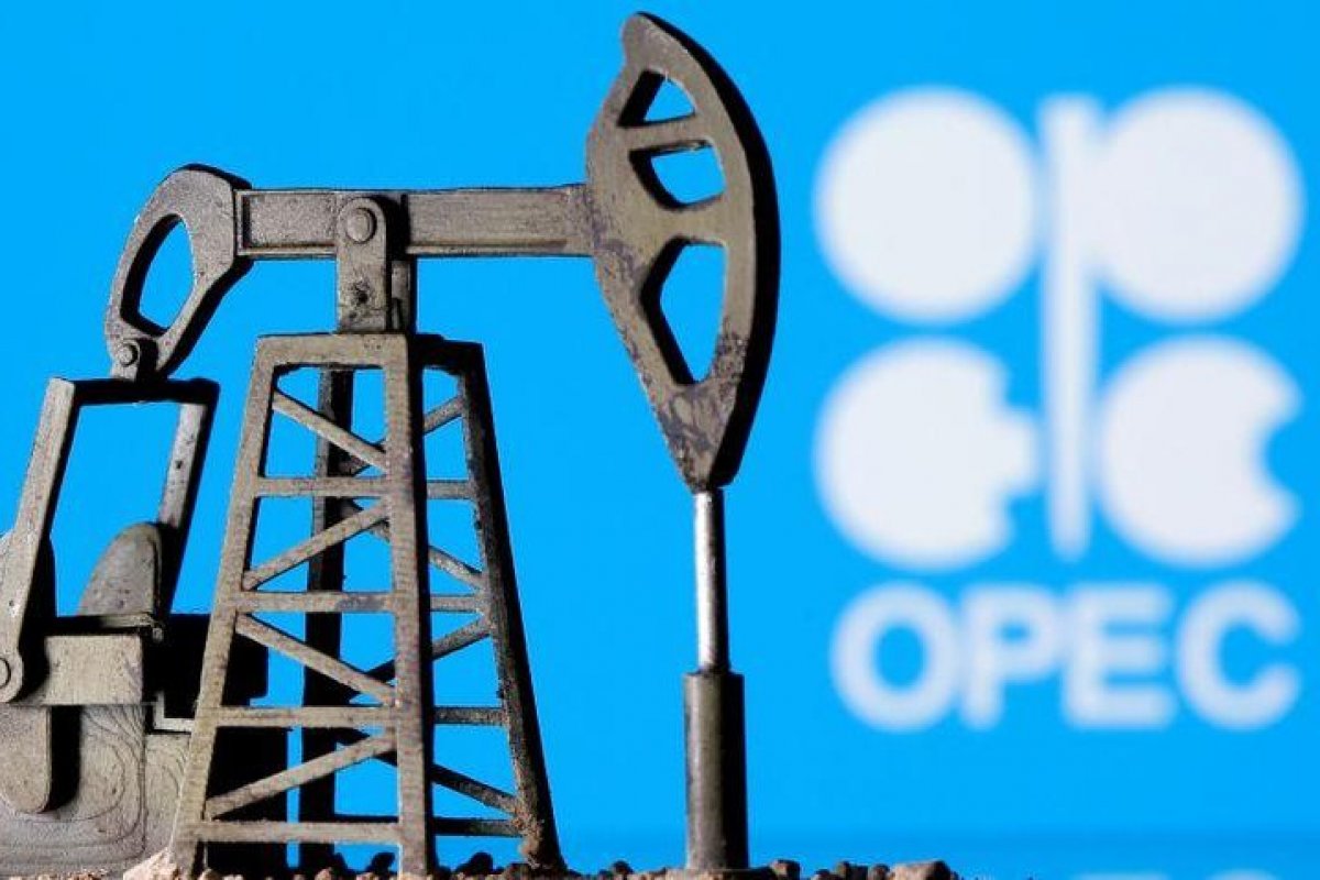 <p>La alianza OPEP+ decidió mantener el acuerdo de recorte de su oferta petrolera</p>