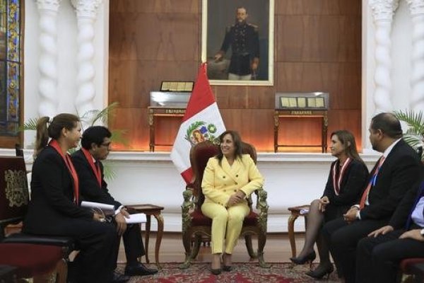 Presidenta de Perú estima que "a más tardar" este sábado designará al jefe de Gabinete y evaluaría adelanto de elecciones