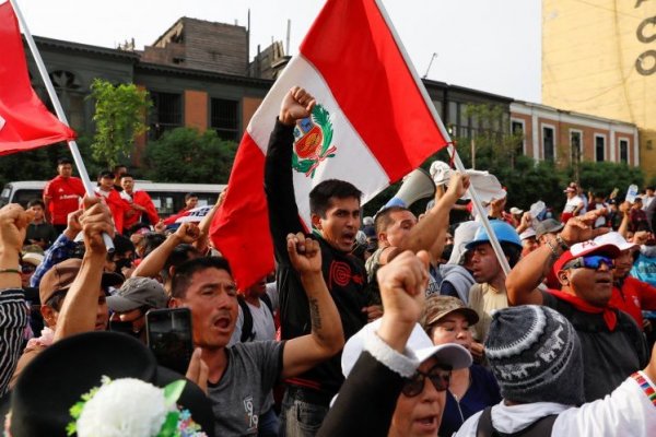 Perú: pobladores bloquean vía a Las Bambas y otros manifestantes se toman el aeropuerto de Arequipa