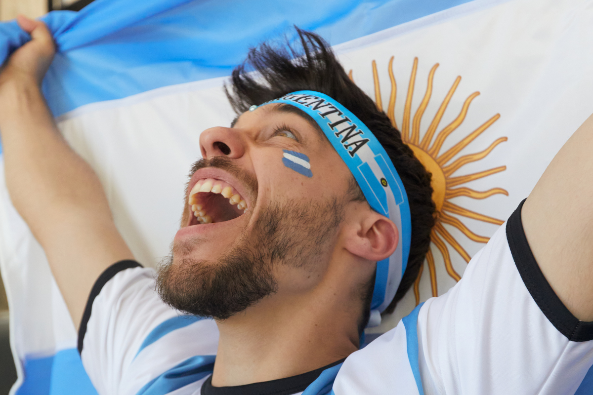 <p>En medio de resaca por celebraciones del Mundial, economía argentina se contrae por segundo mes consecutivo</p>