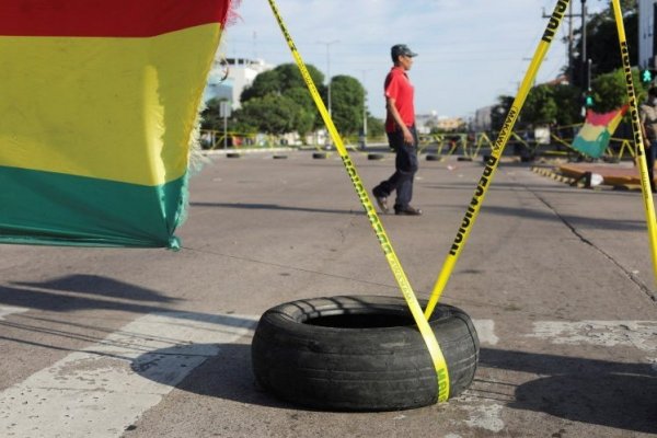 Paros y bloqueos asedian a próspera región boliviana tras arresto de gobernador opositor