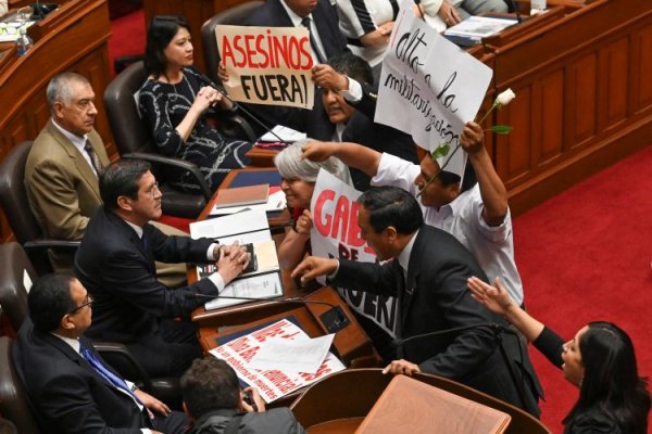 Congreso peruano otorga voto de confianza a gobierno de Boluarte, mientras Fiscalía inicia investigación por genocidio