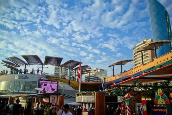 Clausuran emblemático mall Larcomar de chilena Parque Arauco en Perú por fallas de seguridad