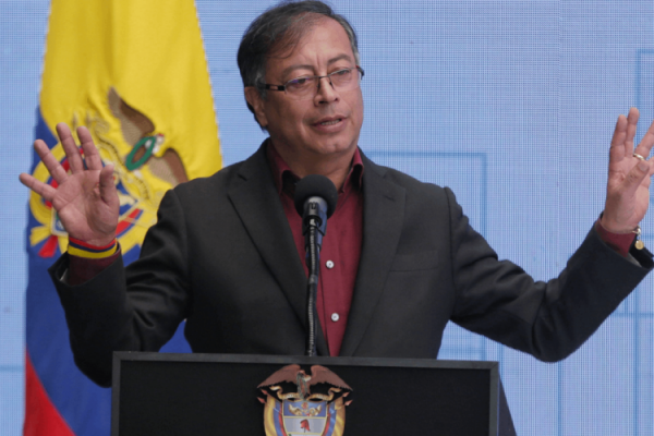 Sorpresa en Colombia: Presidente Petro anuncia que asumirá el control de la regulación de los servicios básicos en el país