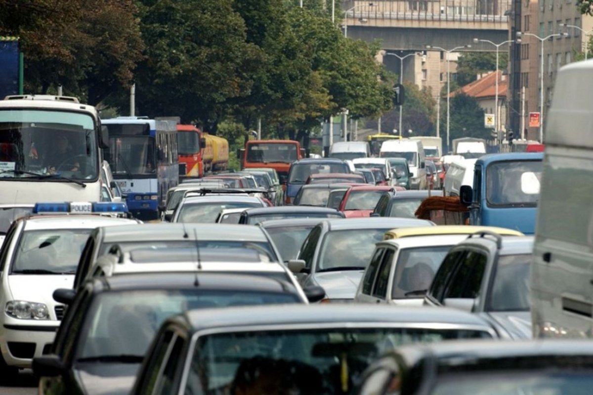 <p>Eurocámara avala reducir a la mitad las emisiones de CO2 en autos para 2030</p>