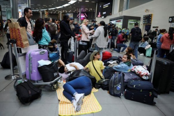 El martes negro de Viva Air: suspensión de operaciones, pasajeros varados y el inicio de investigación en Colombia y Perú