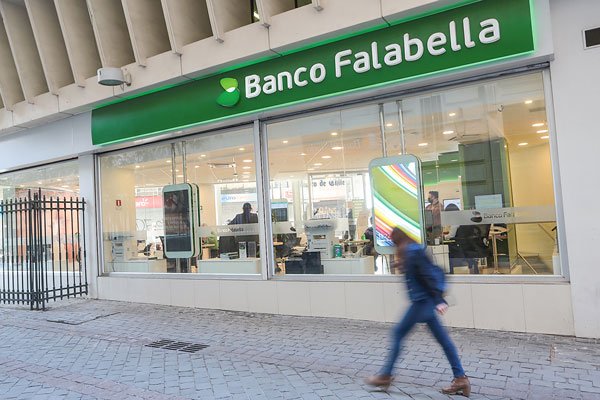 Guerra de tasas en Colombia: Banco Falabella se suma a la baja de los tipos de sus tarjetas de crédito en 25%