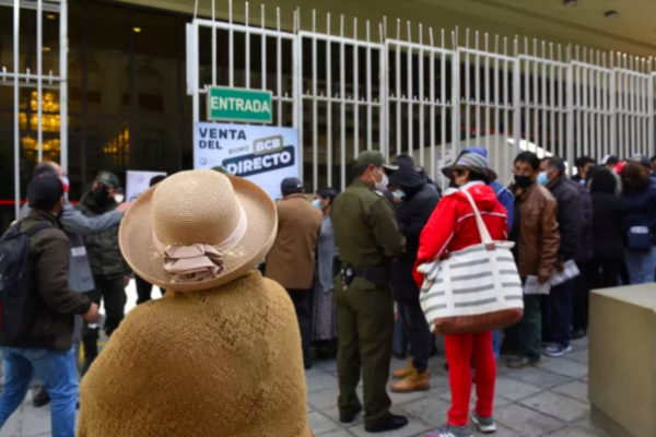 Bolivianos se refugian en la búsqueda de dólares mientras se extiende la crisis de confianza