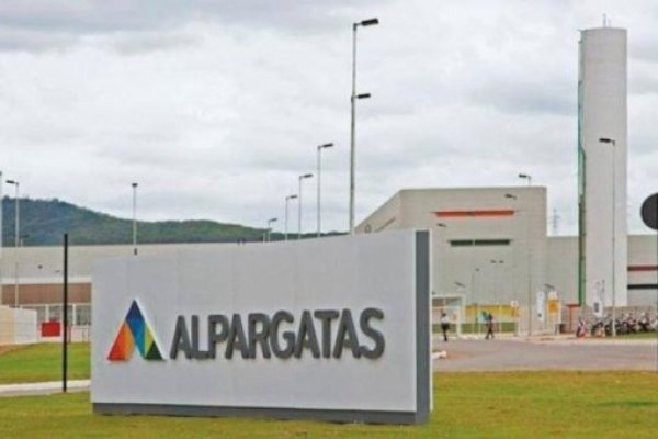 Gigante brasileña Alpargatas abre un nuevo capítulo en la venta de su filial argentina: demandó a comprador por pago atrasado