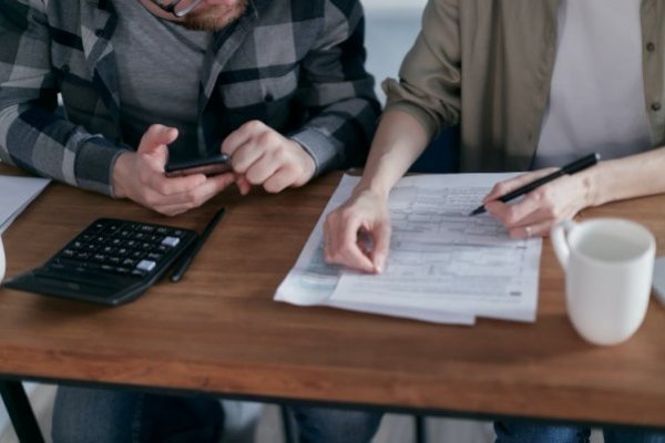 Alzas de tasas presionan costos de endeudamiento para las empresas en la región: Brasil, Colombia y Chile entre los más expuestos