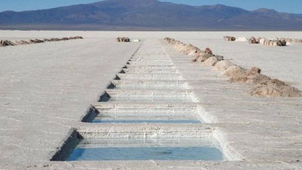 Perú espera producir un 15% más de cobre en 2023 y alista permisos para explorar litio