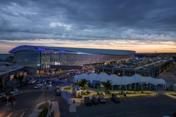 Aeropuerto argentino de Ezeiza se renueva con robots y despacho de equipaje desde la vereda