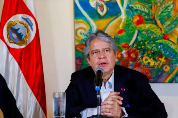 Presidente de Ecuador promete disolver el Congreso si éste intenta destituirlo