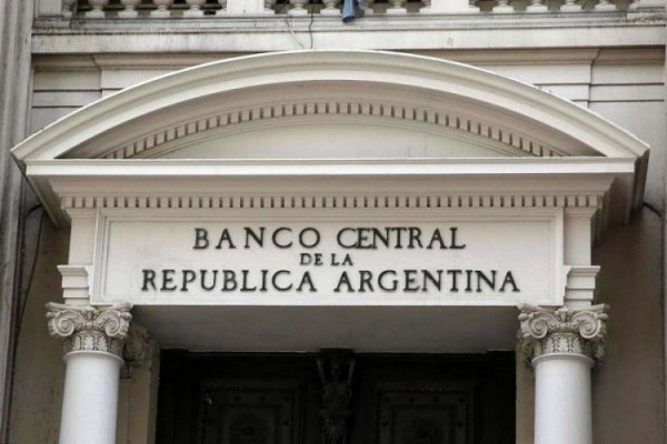 Banco Central argentino eleva la tasa de interés a 81% por el avance de la inflación