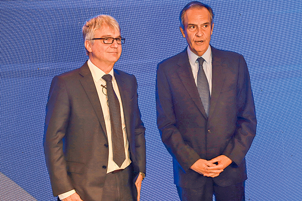 Antonio Büchi, gerente general, y Luis Felipe Gazitúa, vicepresidente de Entel, durante la junta de accionistas de la compañía. Foto: Julio Castro