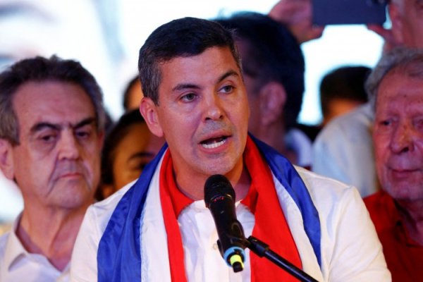 Santiago Peña, el candidato de la continuidad en Paraguay, vence al izquierdista Efraín Alegre por amplia ventaja