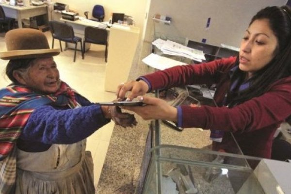 Sistema de pensiones de Bolivia pasa a manos estatal y expertos dudan del éxito de la medida