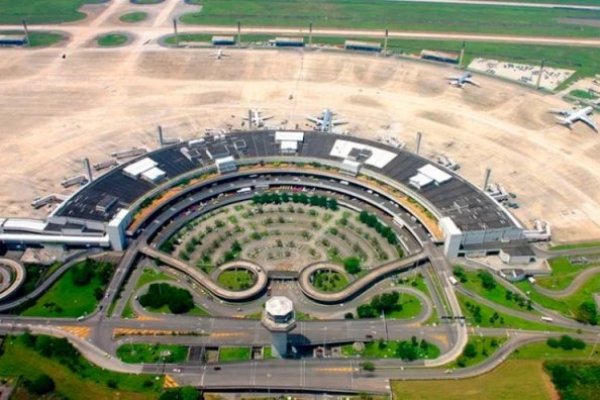 Polémica en aeropuerto de Río de Janeiro estaría forzada por el gobierno de Brasil para ceder concesión a firma pública