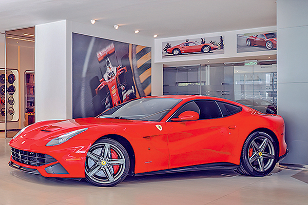 <p>Pese al desplome en la venta de autos nuevos, ya se vendieron cuatro Ferrari y un Bentley en lo que va de 2023 en Chile</p>