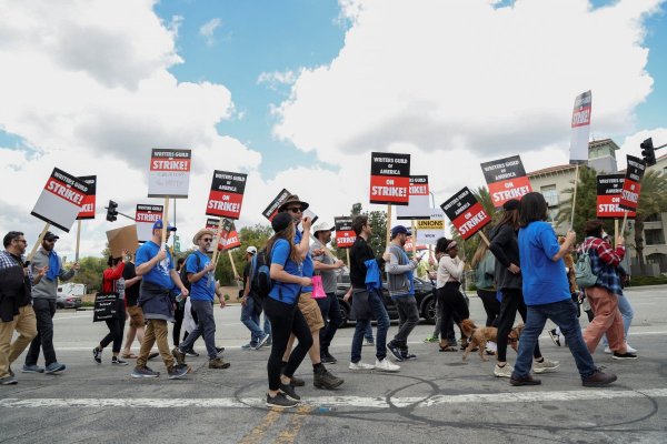 “Es altamente explotador”: Huelga de Hollywood enfrenta a guionistas contra estudios