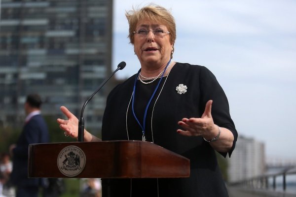 <p>"Tenemos litio para todos": la columna de Bachelet en el diario El País donde defendió la estrategia nacional para el recurso</p>