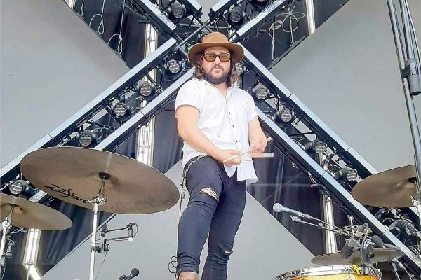 El baterista que lleva el nombre de Chiloé a los conciertos más multitudinarios de España