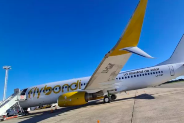 Aerolínea Flybondi cancela vuelos en Argentina por problemas para acceder a divisas