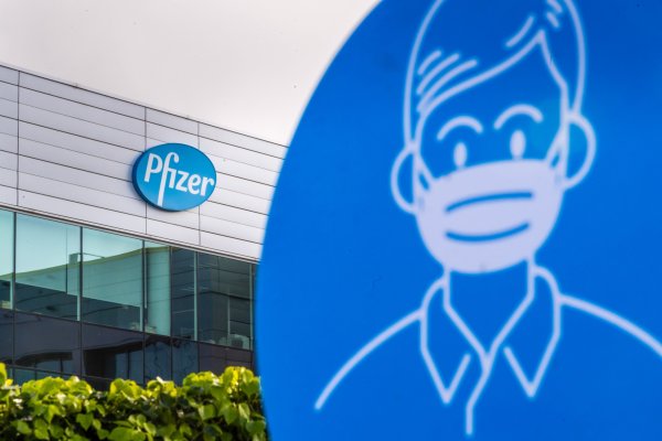 Pfizer advierte que suministro de antibióticos se agota a medida que empeora la escasez global