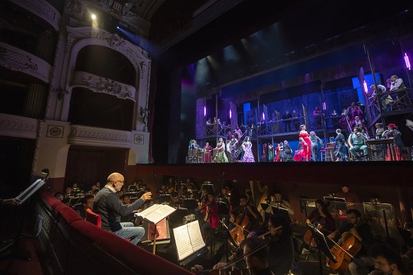 Las vueltas de la vida de Roberto Rizzi Brignoli, el director musical de “Carmen”