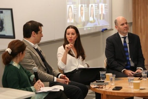 El panel lo encabezó Pedro Luch, junto a Mariana Gómez y Benjamín Grebe. Foto: José Montenegro
