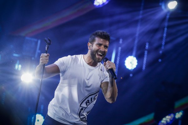 Cantante Pablo Alborán recibirá dos guitarras fabricadas por emprendimiento chileno