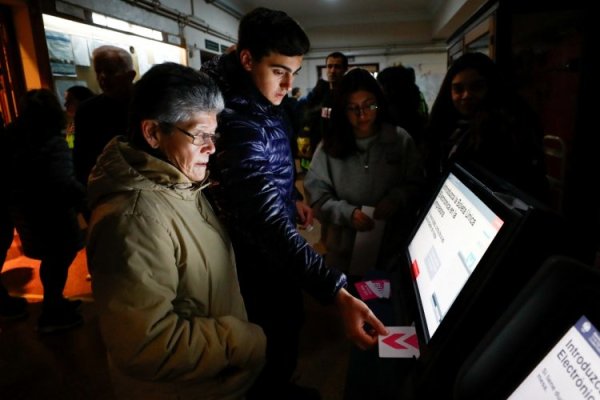 Finaliza la votación en Argentina: problemas en el voto electrónico y retrasos en el proceso marcaron la jornada