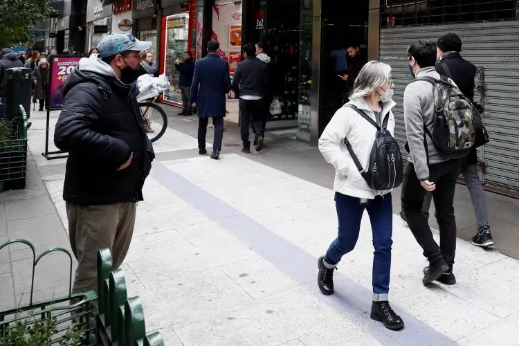 Argentina lucha por evitar el colapso económico tras impactante resultado en las primarias