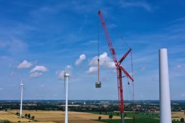 Una turbina eólica en construcción en Alemania. Los analistas afirman que los planes de la UE para apoyar la tecnología verde carecen de la sencillez del programa estadounidense.