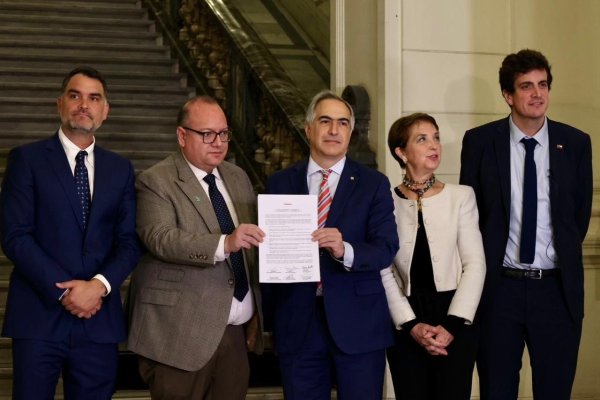 <p>Chile Vamos desaira a Boric y firma su propio compromiso de cara al 11 de septiembre</p>