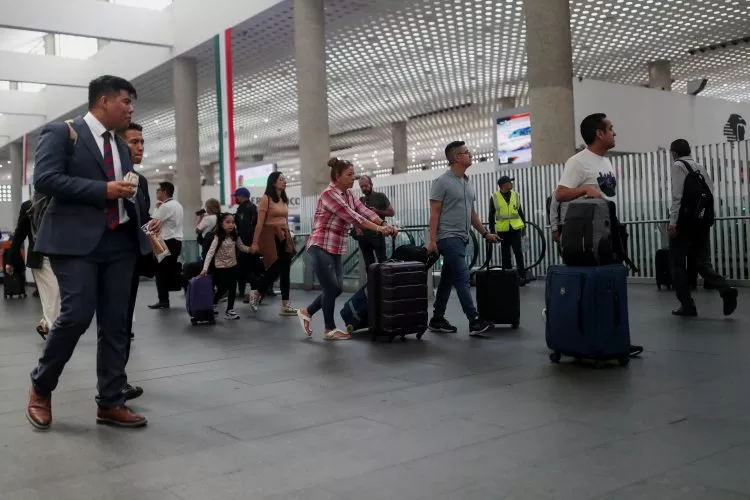 Presidente mexicano provoca la ira de aerolíneas mientras ejército lidera transformación de aviación