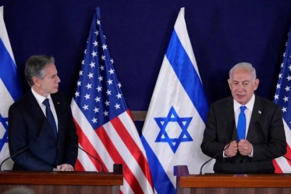 El secretario de Estado de EEUU, Antony Blinken, junto al primer ministro de Israel, Benjamin Netanyahu, tras reunirse en Tel Aviv. (Foto: Reuters)