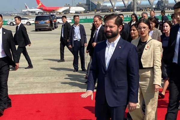 Bitácora de 45 horas de vuelo Beijing-Santiago: las historias del regreso de Boric para llegar a inaugurar los Panamericanos