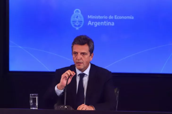 Massa pone paños fríos y decide congelar impuestos a los combustibles en Argentina para evitar desabastecimiento