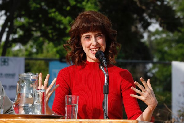 La trastienda de la agitada visita a Chile de la best seller española Irene Vallejo