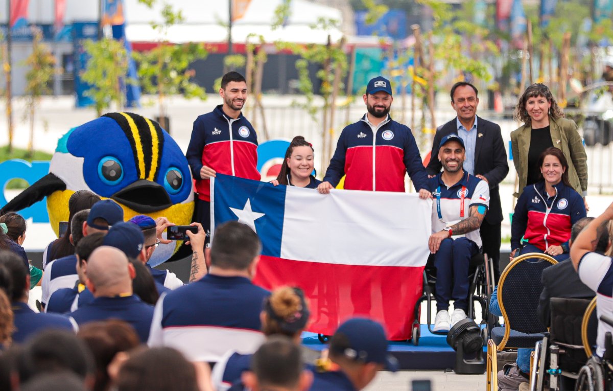 <p>El Presidente Gabriel Boric entrega la bandera nacional a deportistas del Team Para Chile. Fuente: archivo oficial Juegos Panamericanos y Parapanamericanos Santiago 2023</p>