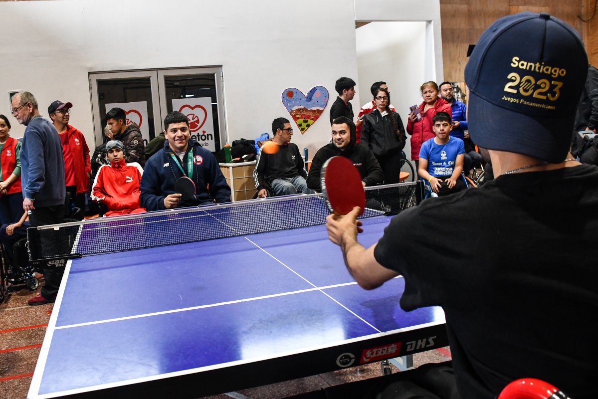 <p>El Instituto Teletón de Santiago recibe la visita de los medallistas Lucas Nervi (lanzamiento de disco), Yasmani Acosta (luchador), Claudia Gallardo (taekwondo) y Danilo Salgado (balonmano). Foto: AgenciaUno</p>